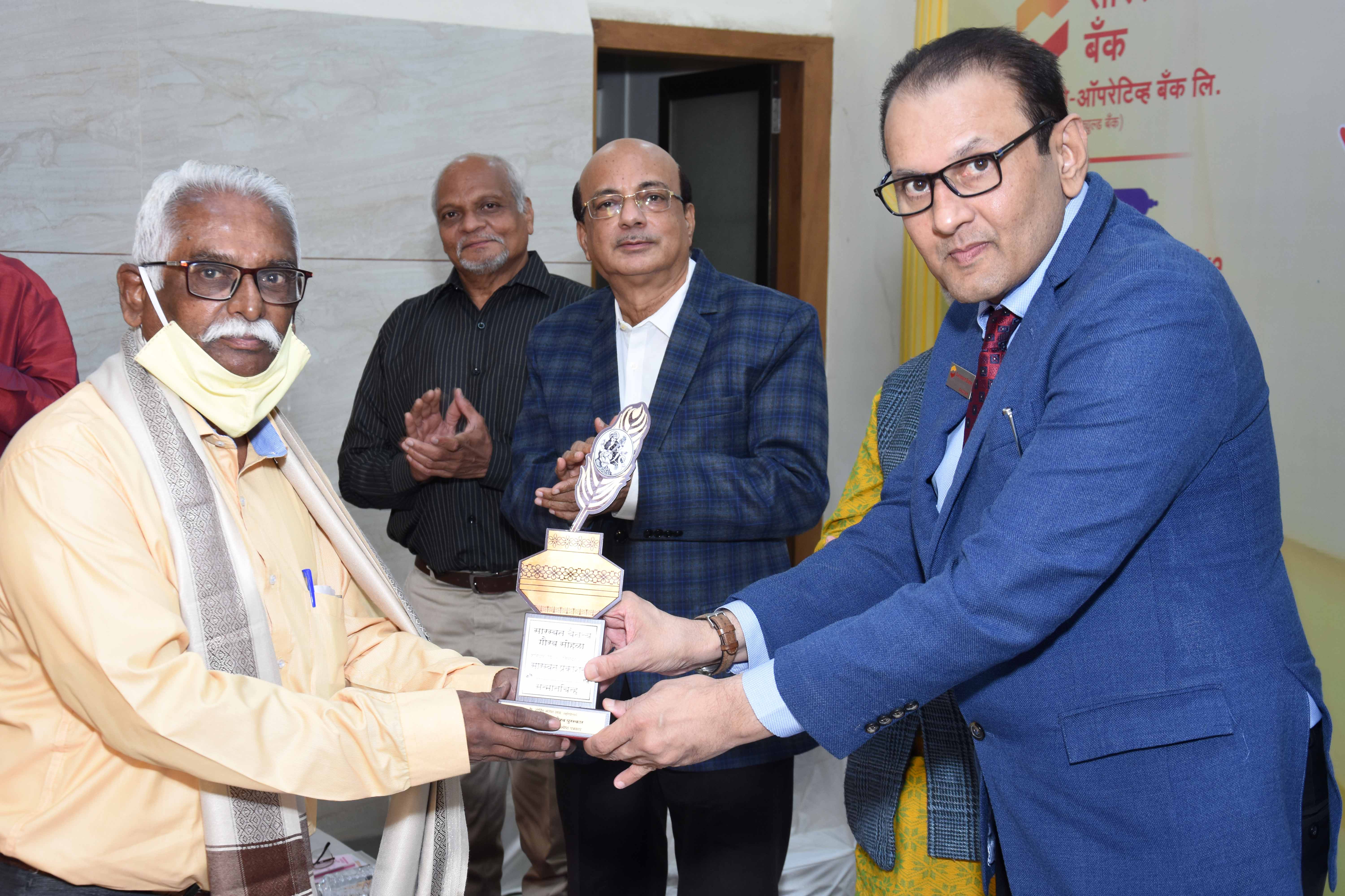 कै. गोविंद मंगेश लाड स्मृति पुरस्कार - ज्येष्ठ पत्रकार - श्री. नारायण हरळीकर